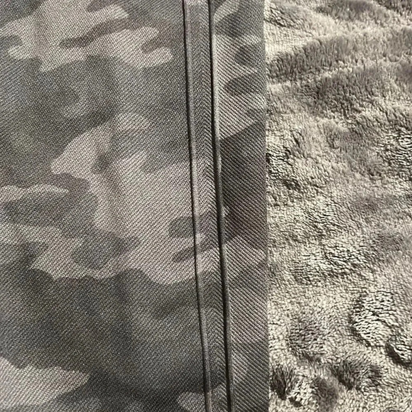 Spanx Seamless Camo Print Cropped Leggings - Picture 10 of 12